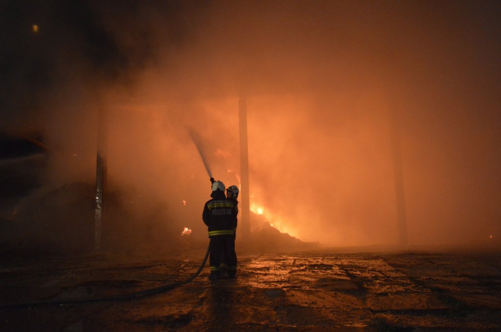 Szerda este óta oltják a kigyulladt szénatárolót 