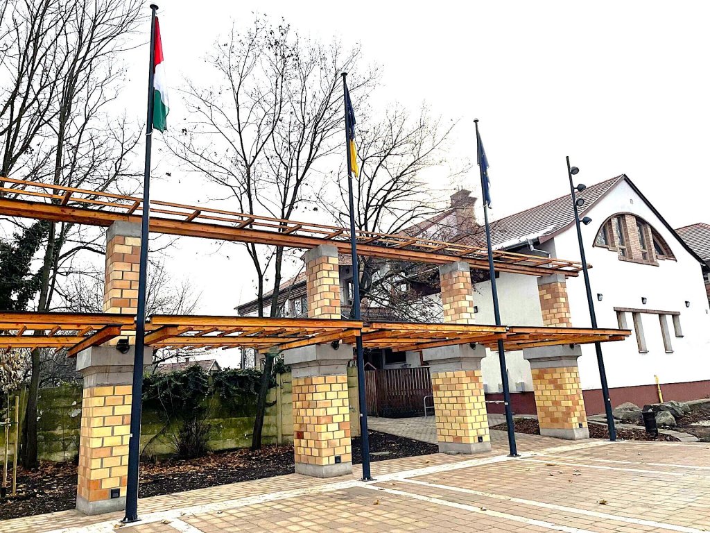 Újjáépült a Faluház udvara