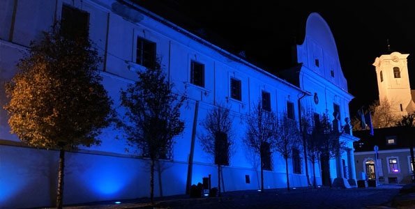 A Gyermekjogok Világnapján kék díszvilágítást kapott a Városháza