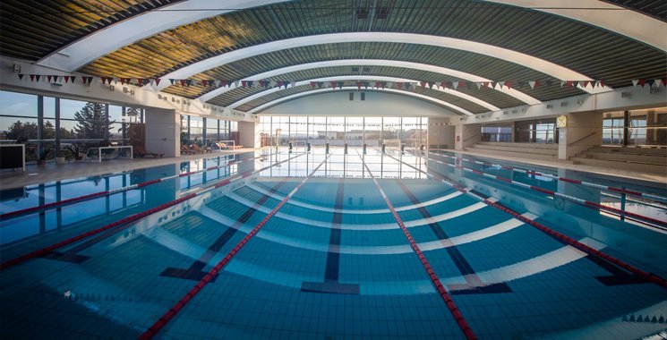 Most vasárnap csak 15 órakor nyit az úszómedence a V8-ban