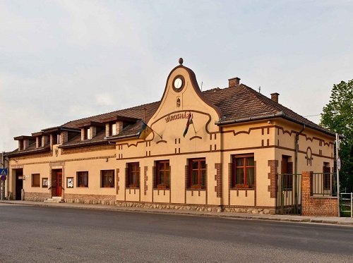 Csak halaszthatatlan esetben fogadja ügyfeleit a Hivatal