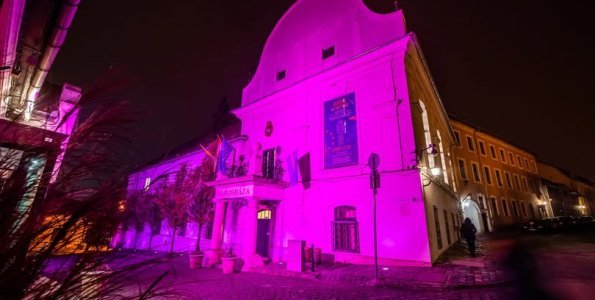 Lila fénybe öltözik a Városháza a Koraszülöttek Világnapján