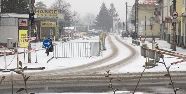 Az időjárás miatt csúszik a Vasúti villasor felújítása