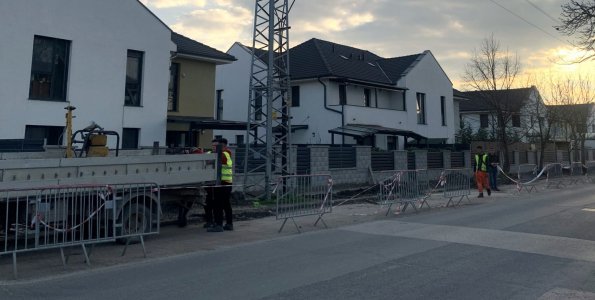 Járdát, gyalogátkelőhelyet és parkolót építenek a Vasúti villasoron 