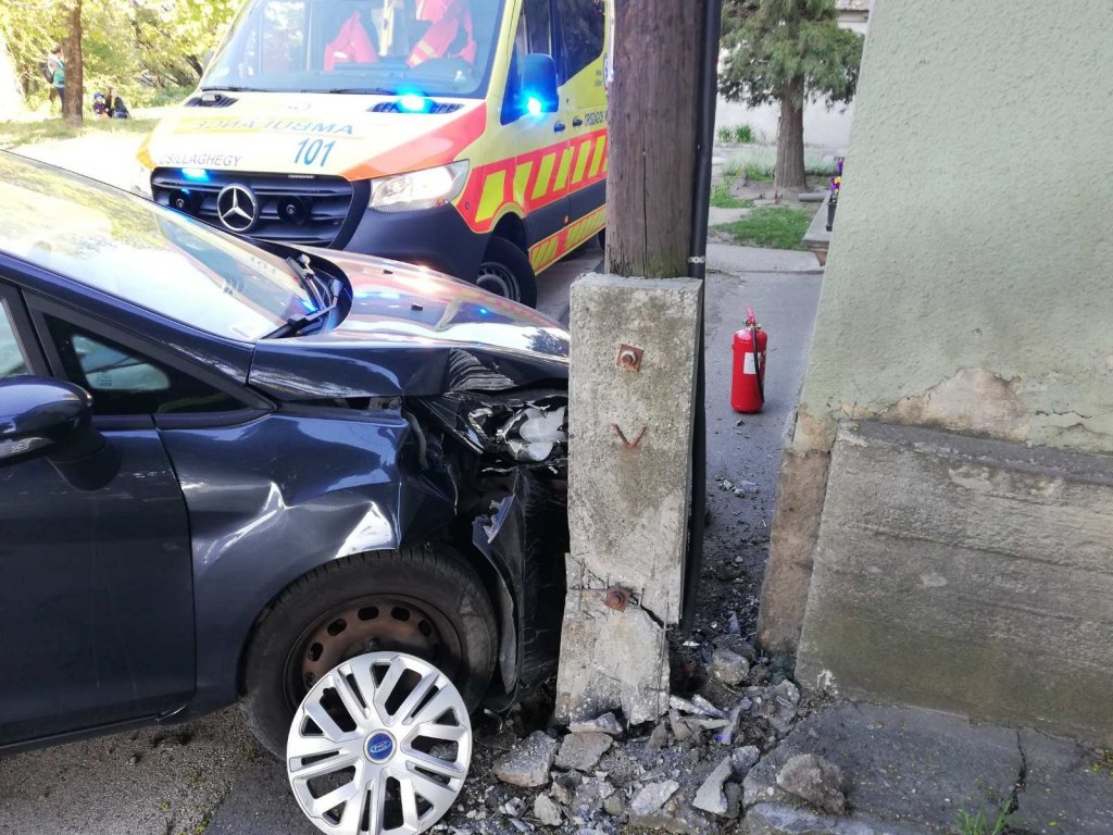 Villanyoszlopnak ütközött egy személygépkocsi hétfőn délután 