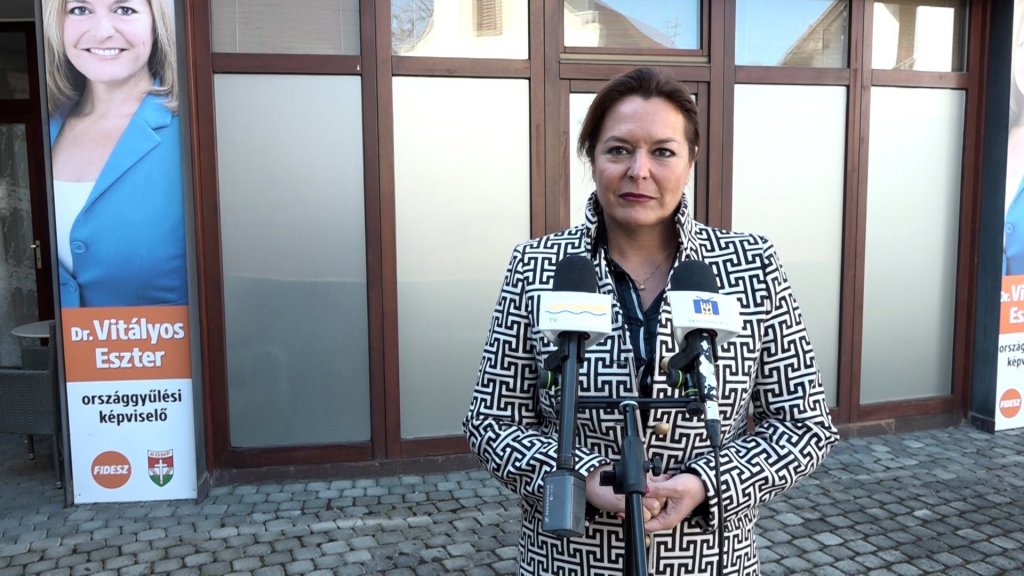 Elfogadták a békepárti határozatot 