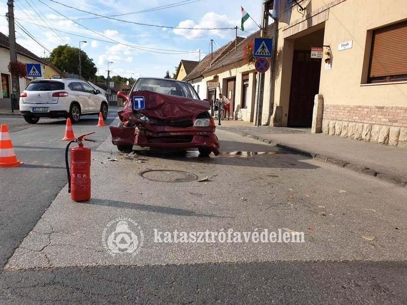 Összeütközött két autó Budakalászon!