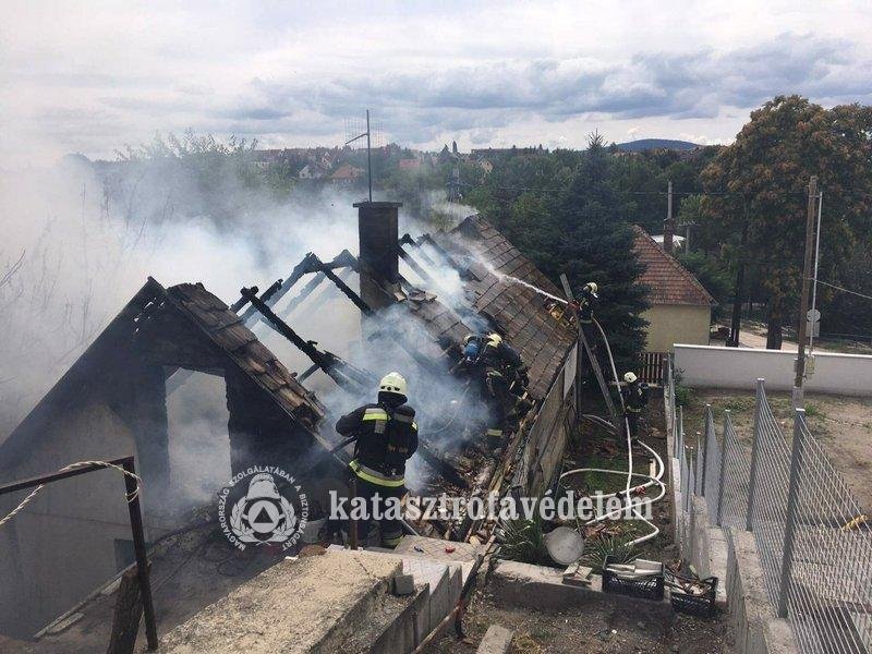 Családi ház tetőzete égett Szentendrén 