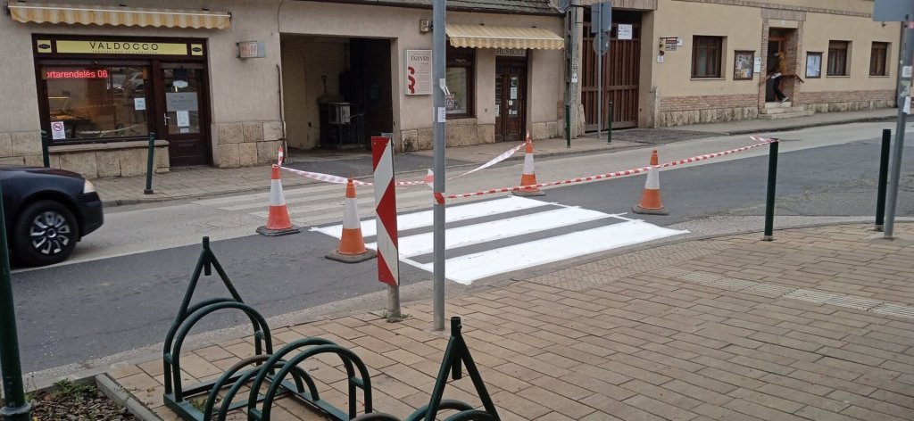 Zebrákat festenek Budakalászon